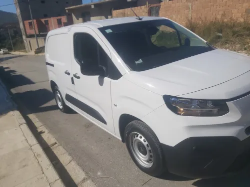 Fiat Doblo 2024 3 place commecial