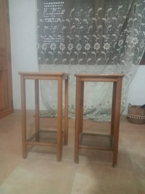 Tables carrées en bois et verre