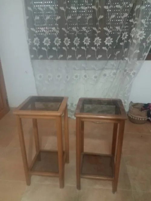 Tables carrées en bois et verre