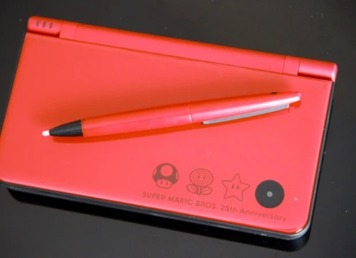 Nintendo DSi XL  Édition Super Mario Bros 25th Anniversary (Rouge)