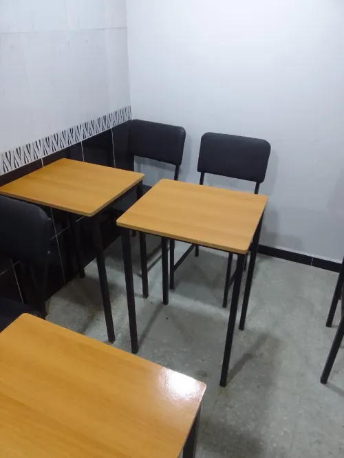 tables de classe et chaises