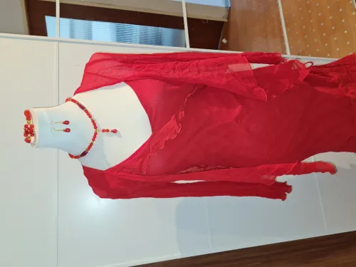Jolie ensemble rouge avec accessoires taille s à m