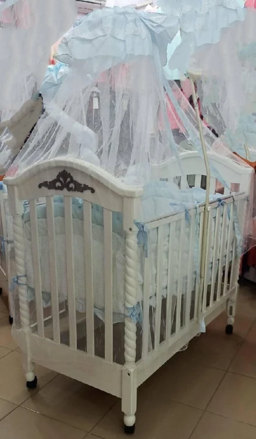 Lit pour bébé en bois avec moustiquaire et tiroir (trés bon état)