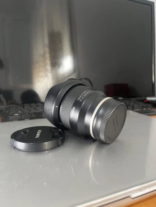 Objectif tamron adapte sur l appareil Sony 20 mm f/2.8 عدسة التمرون