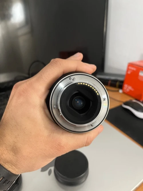 Objectif tamron adapte sur l appareil Sony 20 mm f/2.8 عدسة التمرون