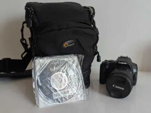 Canon EOS 250D avec deux objectifs + accessoires 
