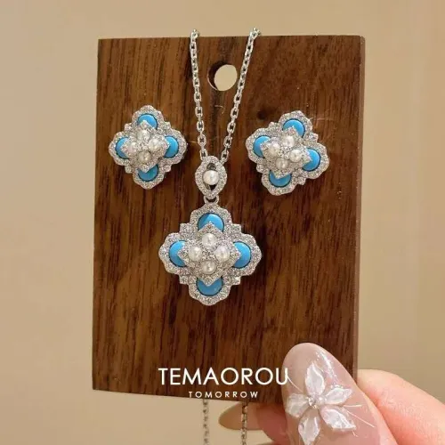 collier et boucle d'oreille pour femme