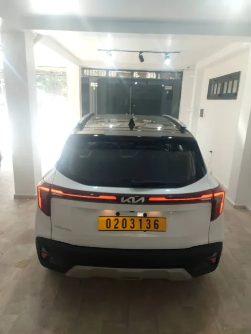 Kia Seltos 2025 Luxury with blackroof