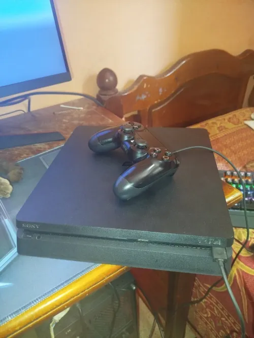 Ps4 slim 1TB 11.00