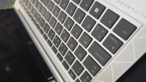 HP ELITE BOOK 840G8 I5 11ÈME 8GB 256GB NVME ECRAN 14P FHD AVEC CHARGEUR ORIGINAL ET CARTABLE GARANTIE 3MOI LIVRAISON DISPONIBLE