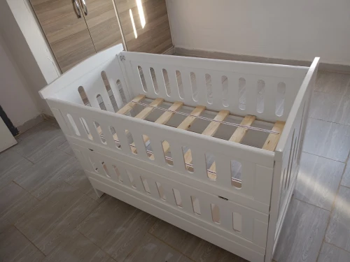 Lit bébé bois rouge سرير بيبي 