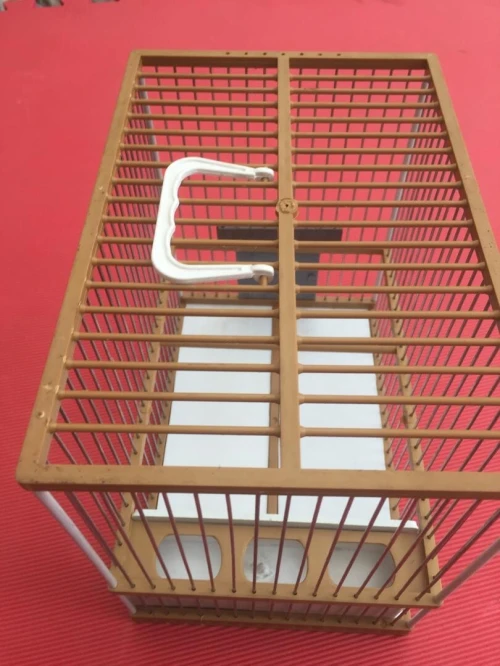 Vend des cages pour oiseaux Détail est grand.