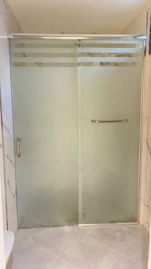 Cabine de douche en verre trompé