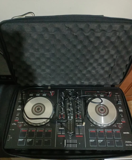 contrôleur DJ est un Pioneer DDJ-SB2.