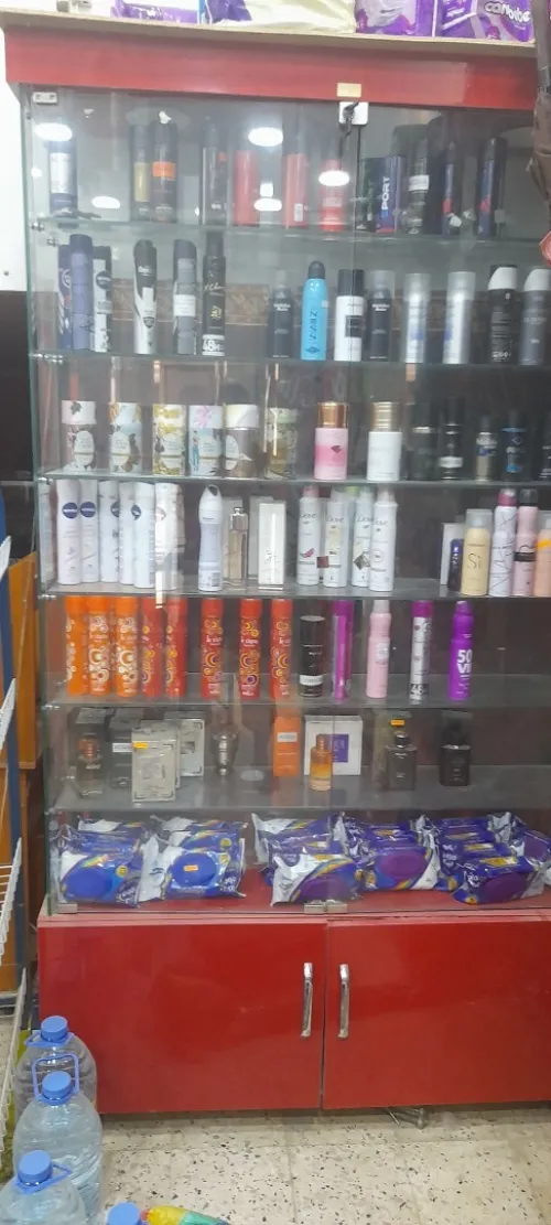 3 vitrine et 2 comptoirs 