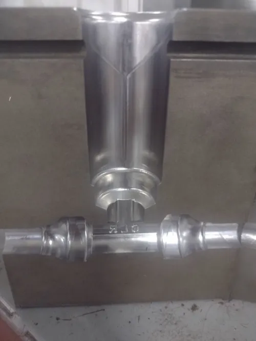 Fabrication de moules injection plastique matrice emboutissage 
