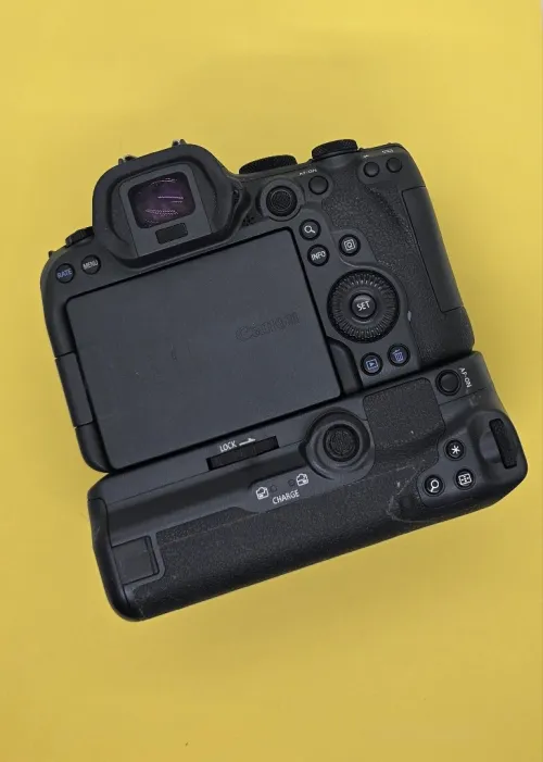 Canon R6 MarkII + Gripp+ 2 batteries[3K]