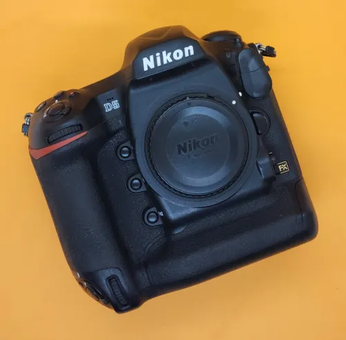 Nikon D5 [200K]