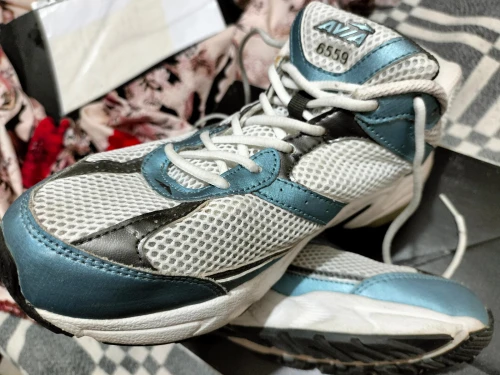 CHAUSSURES DE SPORT- UTILISEES ET EN TRES BON ETAT, TRES PROPRES
