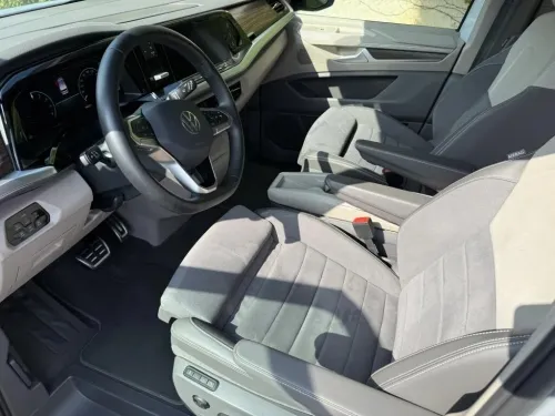 Prestation VIP Multivan Volkswagen Gris Dauphin 2023 (Essence Hybride)