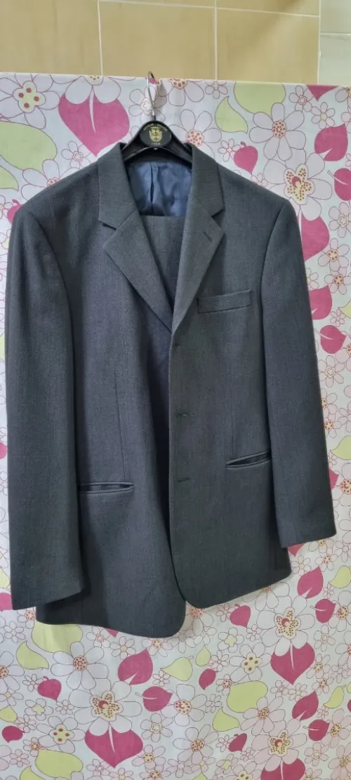 COSTUME français de marque BRICE neuf jamais porté taille : veste 52 pantalon 48 couleur gris