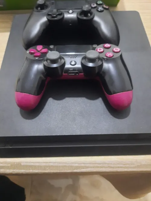 Ps 4 avec deux manettes et casque a 39000 Da presque neuf habat kabba