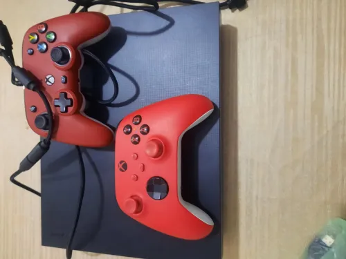 Xbox one X avec deux manettes a 42000 Da presque neuf habat kaba