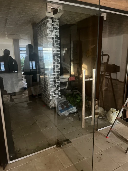 Vitrine + traitaux + manequin + ceintre + fourjiture magasin enfants