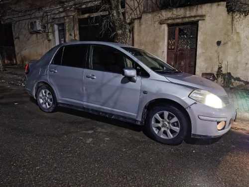 Nissan Tiida 4 portes 2010 Tiida 4 portes