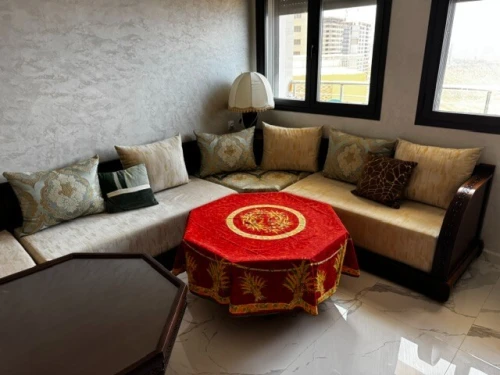 Salon Marocain Complet  Style traditionnel  Bois sculpté  Tissu jacquard doré