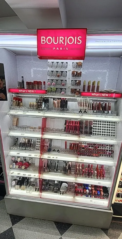 Prisontoir cosmétiques et maquillage 