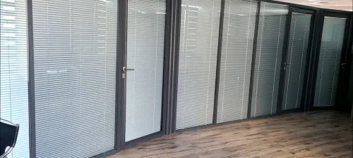 Cloison amovible et séparation de bureaux 