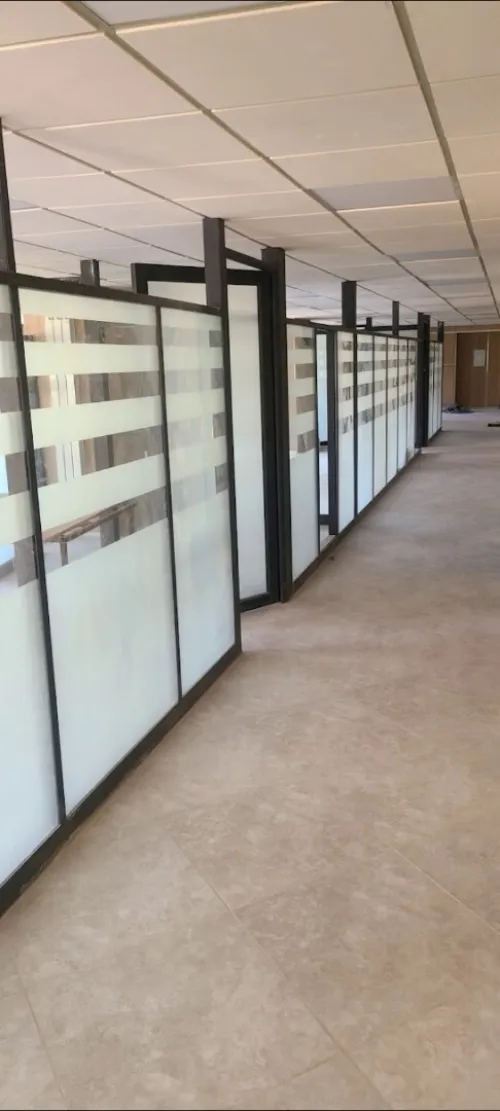 Cloison amovible et séparation de bureaux 