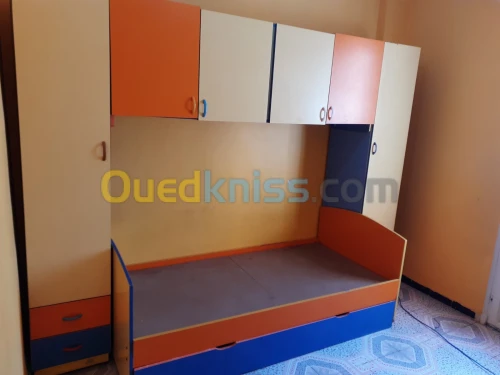  chambre d'enfant et lit