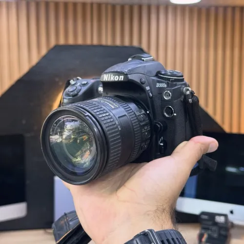 Nikon D300S avec 16-85mm en très bon état batterie et chargeur