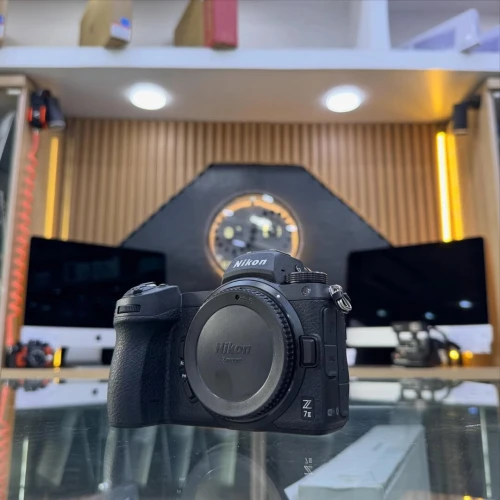 NIKON Z7 MARK II boitier nu JAMAIS UTILISÉ batterie et chargeur