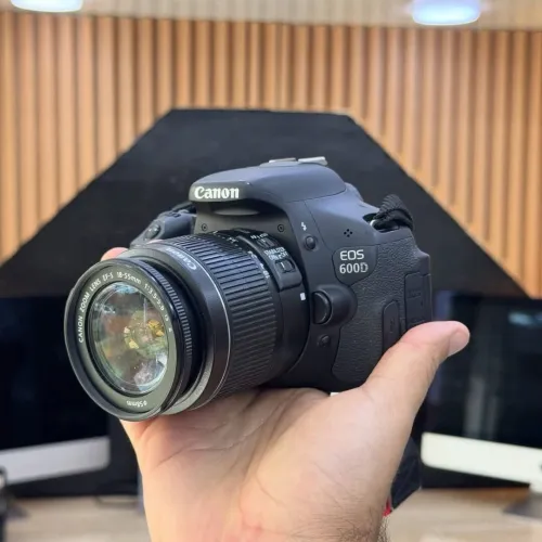Canon 600D avec 18-55mm en excellent état batterie et chargeur