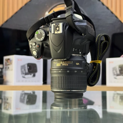 Nikon D3200 avec 18-55mm en excellent état batterie et chargeur