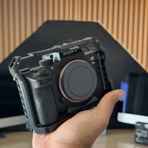 Sony A7 III avec cage smallrig en excellent état batterie et chargeur