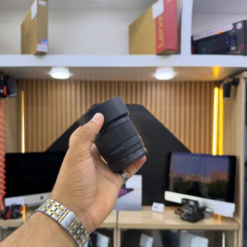 OBJECTIF VILTROX SONY FE-mount 50 mm F2 en excellent état avec deux bouchons