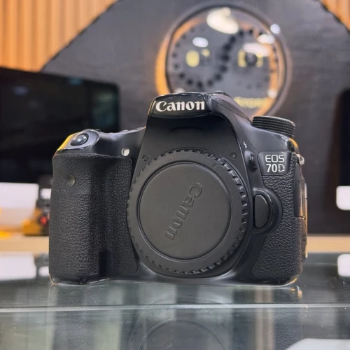 Canon 70D boitier nu en excellent état batterie et chargeur