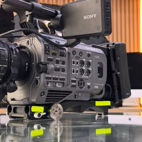 Sony FX9 lens PZ 28-135mm G OSS + Batterie V mount + top handle + module XLR + baseplate rod system en excellent état