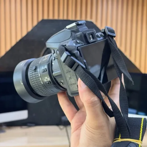 Nikon D5300 avec 18-55mm en excellent état batterie et chargeur