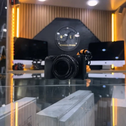 Sony A6100 avec 16-50mm en excellent état batterie et chargeur