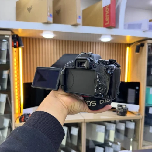 Canon 600D avec 18-55mm F3.5-5.6 II en excellent état batterie et chargeur