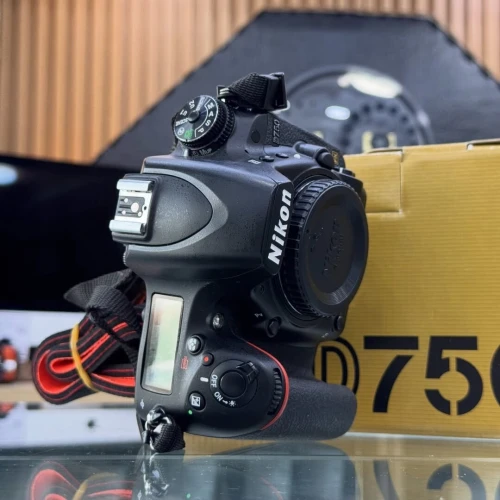 Nikon D750 boitier nu en excellent état avec batterie et chargeur