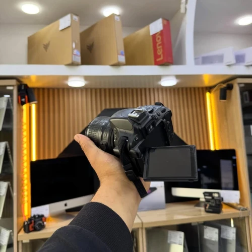 Nikon D5100 avec 18-55mm f3.5-5.6 en excellent état batterie et chargeur