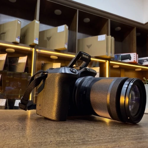 Canon r10 avec 18-150 dans un excellent état comme neuf avec batterie et chargeur