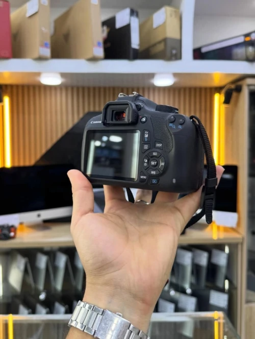 Canon 1200D avec 18-55mm en excellent etat comme neuf avec batterie chargeur
