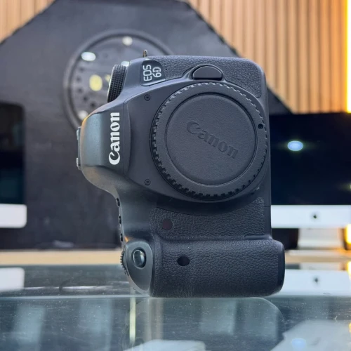 Canon 6D MARK II boitier nu en excellent état batterie et chargeur